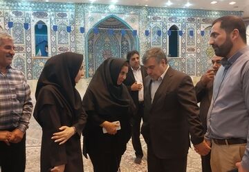 حضور نماینده مجلس شورای اسلامی در بین نمازگزاران و پیگیری حل مشکلات آن‌ها 