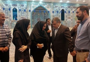 حضور نماینده مجلس شورای اسلامی در بین نمازگزاران و پیگیری حل مشکلات آن‌ها 