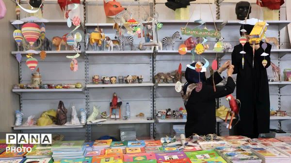 از قصه‌گویی تا رونمایی کتاب؛ نمایشگاهی به یاد کودکان میناب در خیابان حجاب 