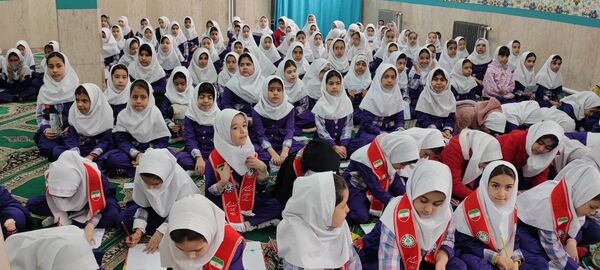 تقسیم مهربانی ها در روز نیکوکاری با حضور مسئولین در مدارس ملارد 