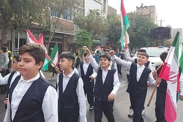 حضور پرشکوه دانش‌آموزان کهریزک و باقرشهر در راهپیمایی ۱۳ آبان