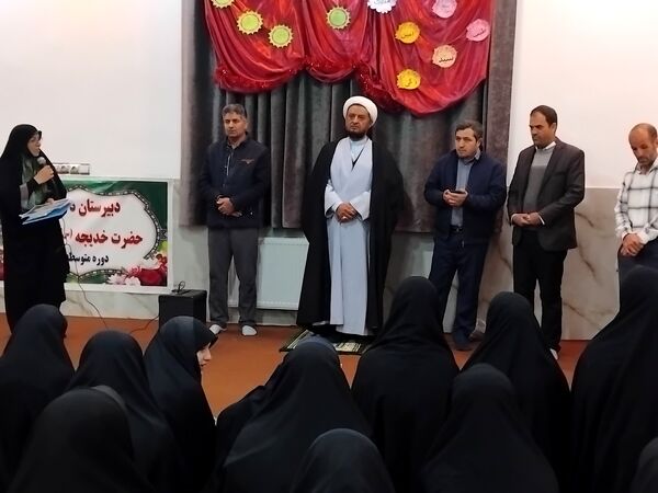 جزء خوانی‌ و ضیافت‌افطاری در‌ مدرسه حضرت خدیجه(س) شهر‌ وردنجان