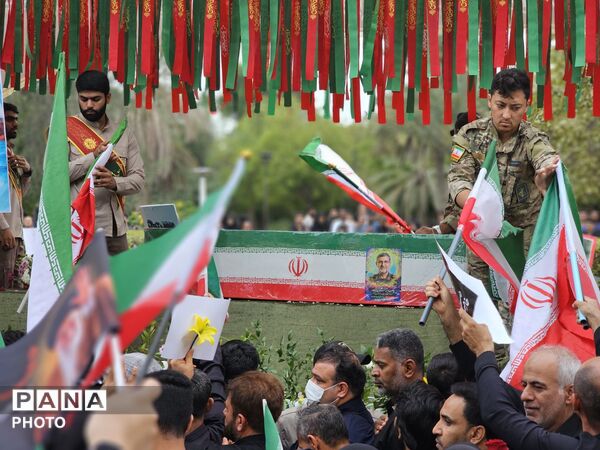 وداع باشکوه بندرعباس با دریابان شهید علیرضا تنگسیری؛ پیکر فرزند دریا بر دستان مردم تشییع شد