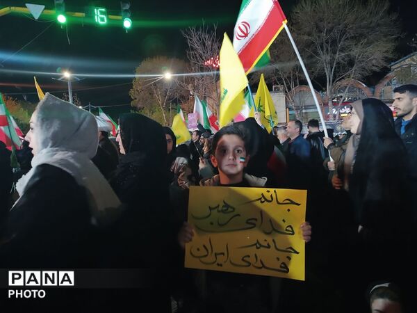 حضور دانش‌آموزان و نوجوانان در راهپیمایی شبانه اردبیل