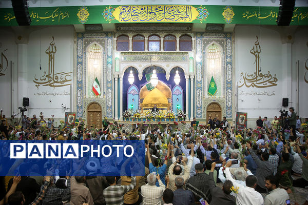 گل آرایی ضریح مطهر حضرت معصومه(س) به مناسبت روز دختر