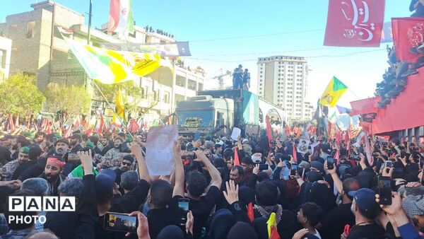 بدرقه ابدی در پناه خورشید؛ وداع اشک‌بار مشهدی‌ها با پیکر رهبر شهید