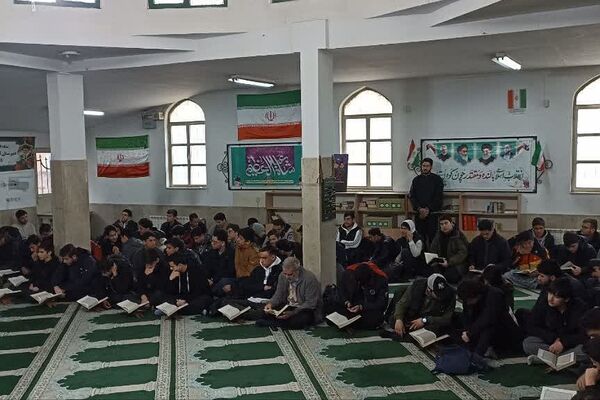 برگزاری محفل انس با قرآن به مناسبت ماه مبارک رمضان در مدارس ناحیه دو شهرری 