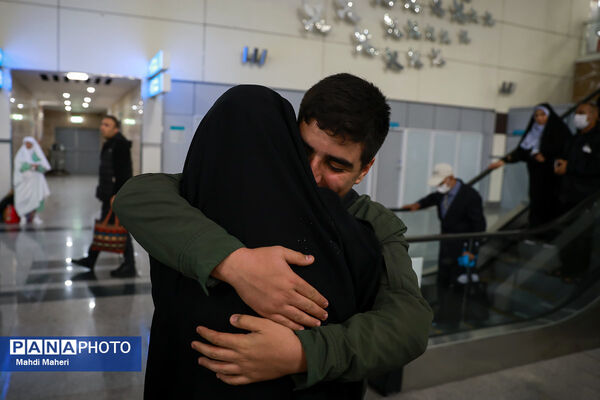 استقبال از کاروان عمره‌گذار دانش‌آموزی از سکوی پروازی تهران