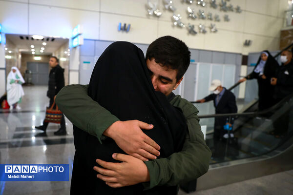 استقبال از کاروان عمره‌گذار دانش‌آموزی از سکوی پروازی تهران