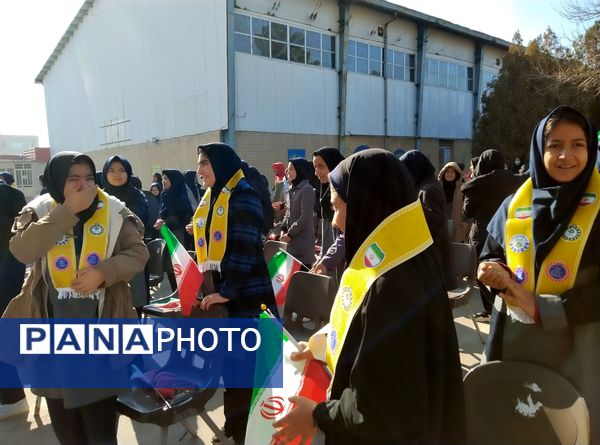نواختن زنگ انقلاب در دبیرستان بنت‌الهدی صدر رضویه