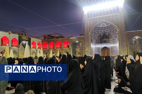 برگزاری نماز جماعت در حرم مطهر امام رضا (ع)