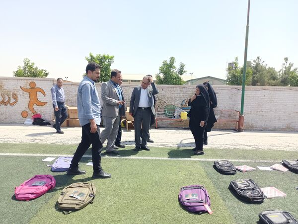 توزیع ٥٠٠ بسته کیف و لوازم التحریر میان دانش‌آموزان نیازمند در آموزش و پرورش ناحیه 3 شیراز