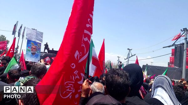 پرچم‌های سرخ بر فراز خیابان‌های تهران؛ بدرقه باشکوه رهبر شهید