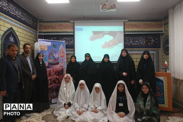 نماز مادر و دختری در دبیرستان عفت آهنگری 