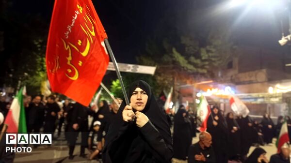نهمین شب از مراسم عزاداری امام حسین همراه با هئیت زنجیر زنی در حسینیه امام خمینی