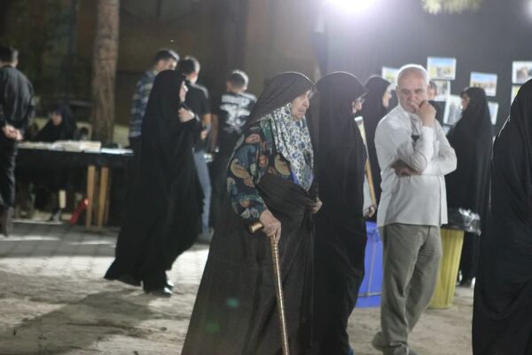اجتماع «عاشقان بی‌نشان» در کاشان؛ روایت تصویر از شب ادای احترام به شهدا