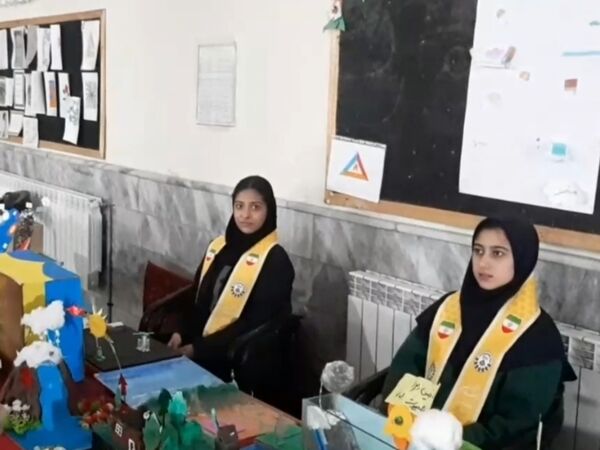 نمایشگاه دست سازه های دانش آموزان دبیرستان بهار آزادی
