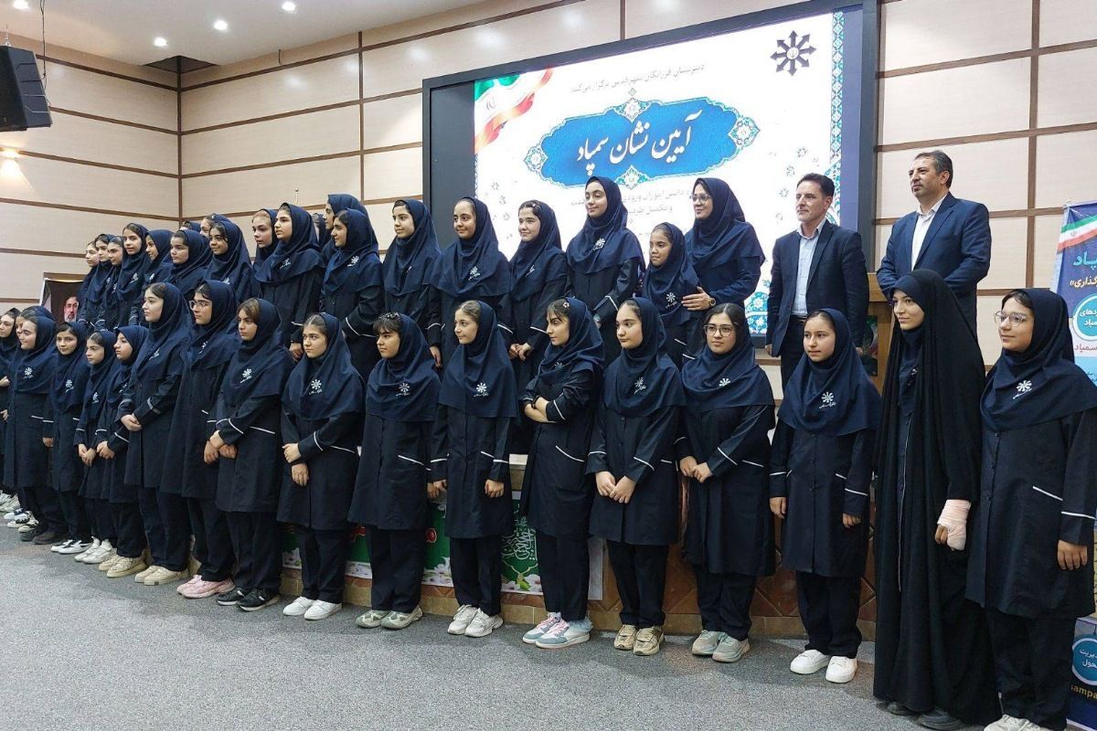 آیین «نشان سمپاد» ویژه دانش‌آموزان ورودی جدید پایه هفتم و دهم دانش‌آموزان فرزانگان شهرستان قدس در سالن گل نراقی