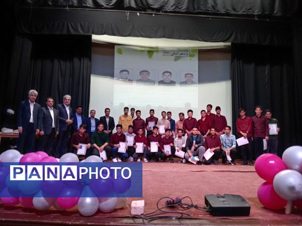 جشن پایان سال تحصیلی در دبیرستان نمونه دولتی آیت الله خامنه ای کاشمر