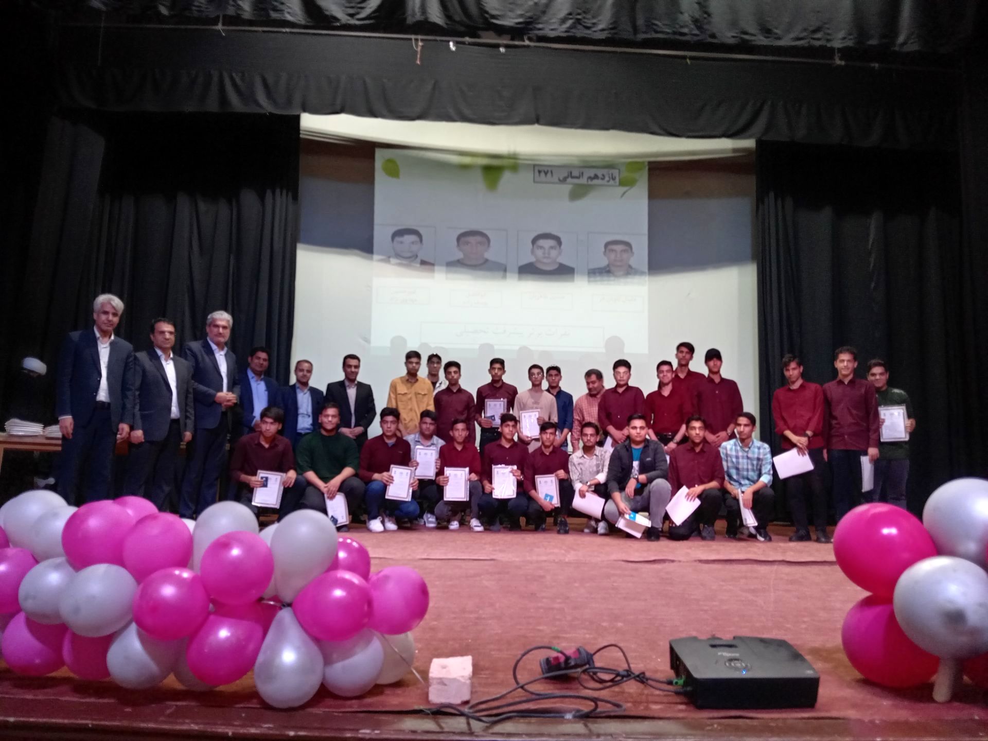 جشن پایان سال تحصیلی در دبیرستان نمونه دولتی آیت الله خامنه ای کاشمر