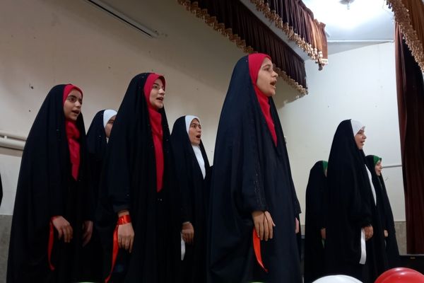 صدای اتحاد و هویت؛ طنین سرود دانش‌آموزان فلارد در رقابتی پرشور