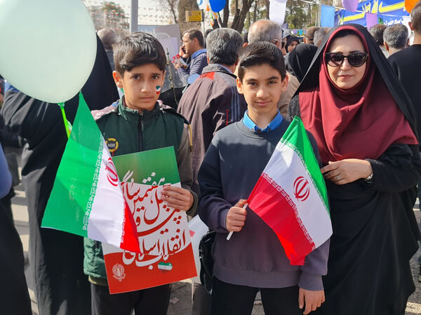 جلوه‌ای از وحدت و همدلی در راهپیمایی ۲۲ بهمن