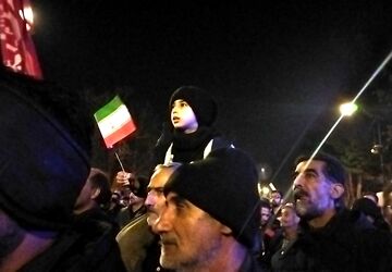 مشت ها در نیشابور به پرواز در می آیند 