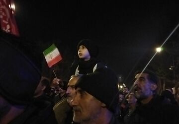 مشت ها در نیشابور به پرواز در می آیند 