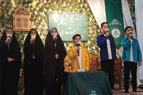 لحظات ناب راز و نیاز دانش‌آموزان دختر اسلامشهری در خلوت عاشقانه با خدا در اعتکاف