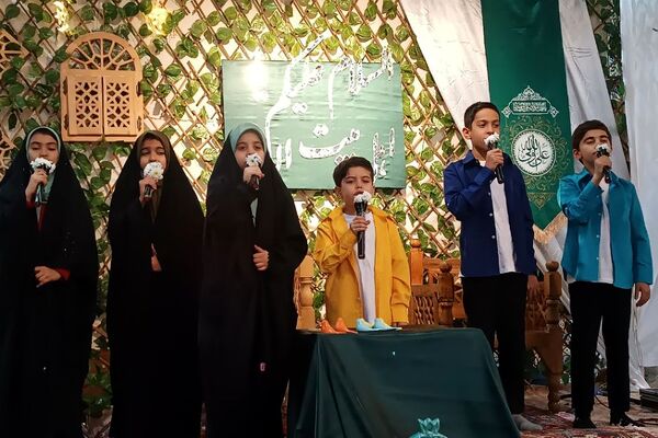 لحظات ناب راز و نیاز دانش‌آموزان دختر اسلامشهری در خلوت عاشقانه با خدا در اعتکاف