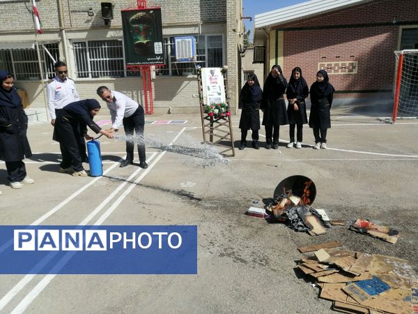 بزرگداشت روز آتش و ایمنی در دبیرستان کوثر فرهنگیان 