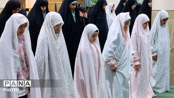 تجدید عهد دختران با رهبر شهید در نجف آباد