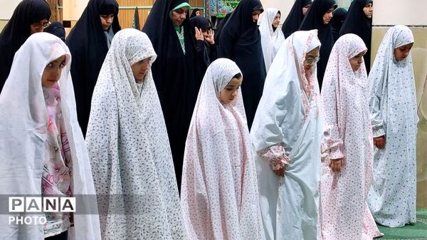 تجدید عهد دختران با رهبر شهید در نجف آباد