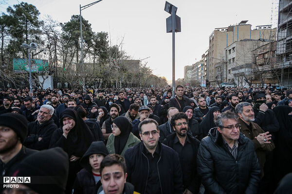 حضور مردم داغدار تهران در خیابان‌های مرکز شهر پس از اعلام خبر شهادت رهبر انقلاب