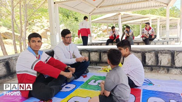 ایستگاه خدمت در پیرغار؛ تکاپوی جوانان هلال‌احمر