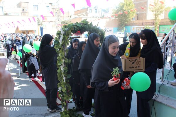 آغاز سال تحصیلی در دبیرستان الزهرا(س) با جشن جوانه‌ها