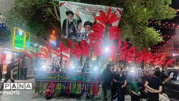 بیرق سیاه عزا در شب اول محرم بر گنبد ملکوتی امام هشتم برافراشته شد