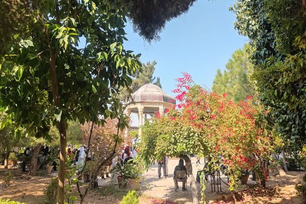 روز بزرگداشت حافظ، شاعر پرآوازه و لسان‌الغیب