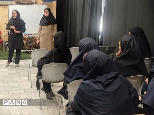 جلسه آگاهی و توجیهی  اولیا در هنرستان کیمیا ناحیه ۳ 
