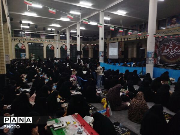 شبی که ماه دو نیم شد