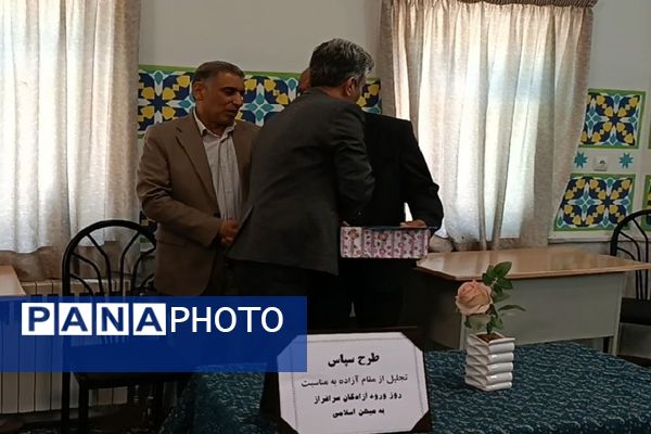 مراسم تجلیل و تکریم مقام آزاده در دبیرستان شاهد شهید حمامی ناحیه ۶ مشهد