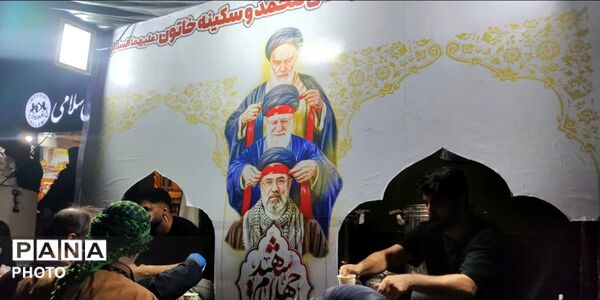 ایستگاه صلواتی سیار مردم در چهل و چهارمین شب از قیام مردم کرج 