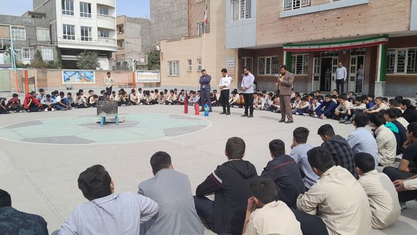 آموزش اطفا حریق در دبیرستان ابوریحان بیرونی 