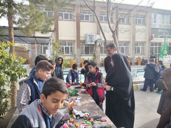  نمایشگاه دست‌سازه‌های دانش‌آموزی در دبستان حضرت قاسم بن‌الحسن‌(ع) ناحیه یک