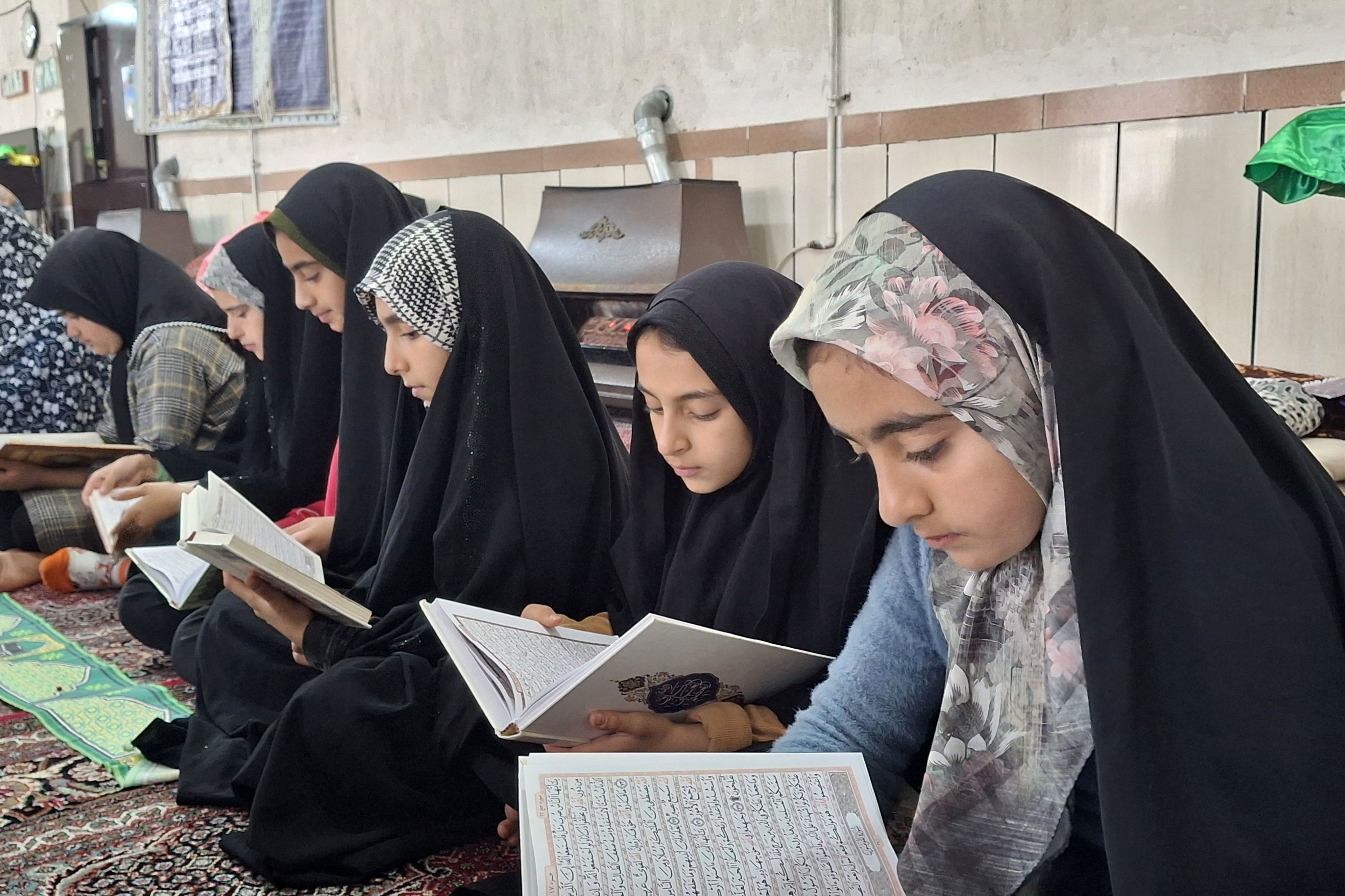 اعتکاف دانش‌آموزان دختر نوجوان در مسجد علی‌بن‌ابی‌طالب(ع) روستای ملاانبار