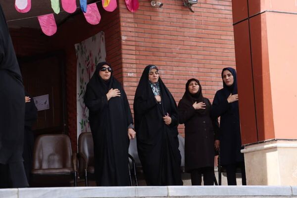 پرچم گردانی آستان قدس رضوی در مدارس منطقه پردیس به مناسبت دهه کرامت