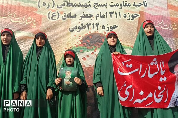 اجرای گروه سرود ریحانه‌الحسین پردیس در مراسم تشییع  رهبر شهید