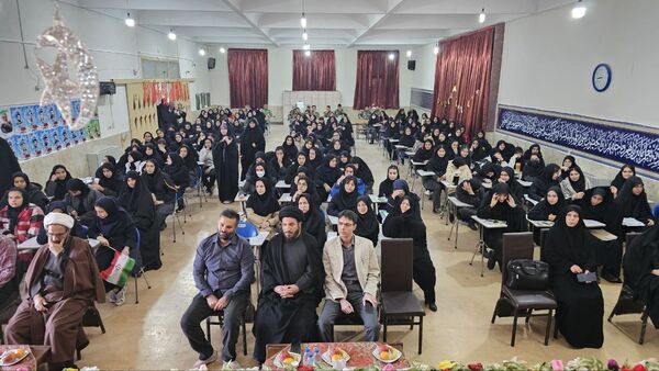 آیین گرامیداشت روز دانش‌آموز با حضور مسئولان منطقه ۱۳ در دبیرستان طلیعه شاهد