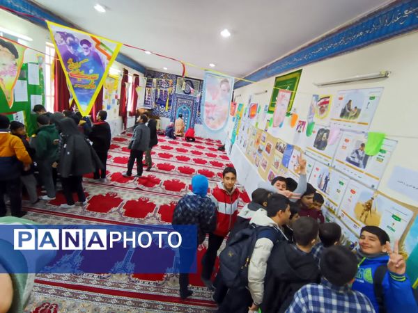 برپایی نمایشگاه مدرسه انقلاب در دبیرستان شهید رجایی