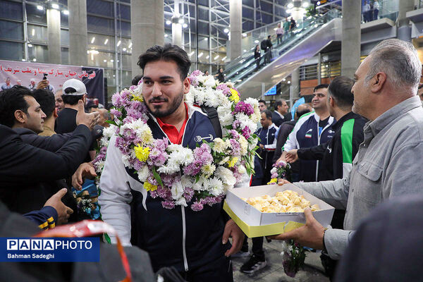 بازگشت تیم ملی وزنه‌برداری با جام قهرمانی‌